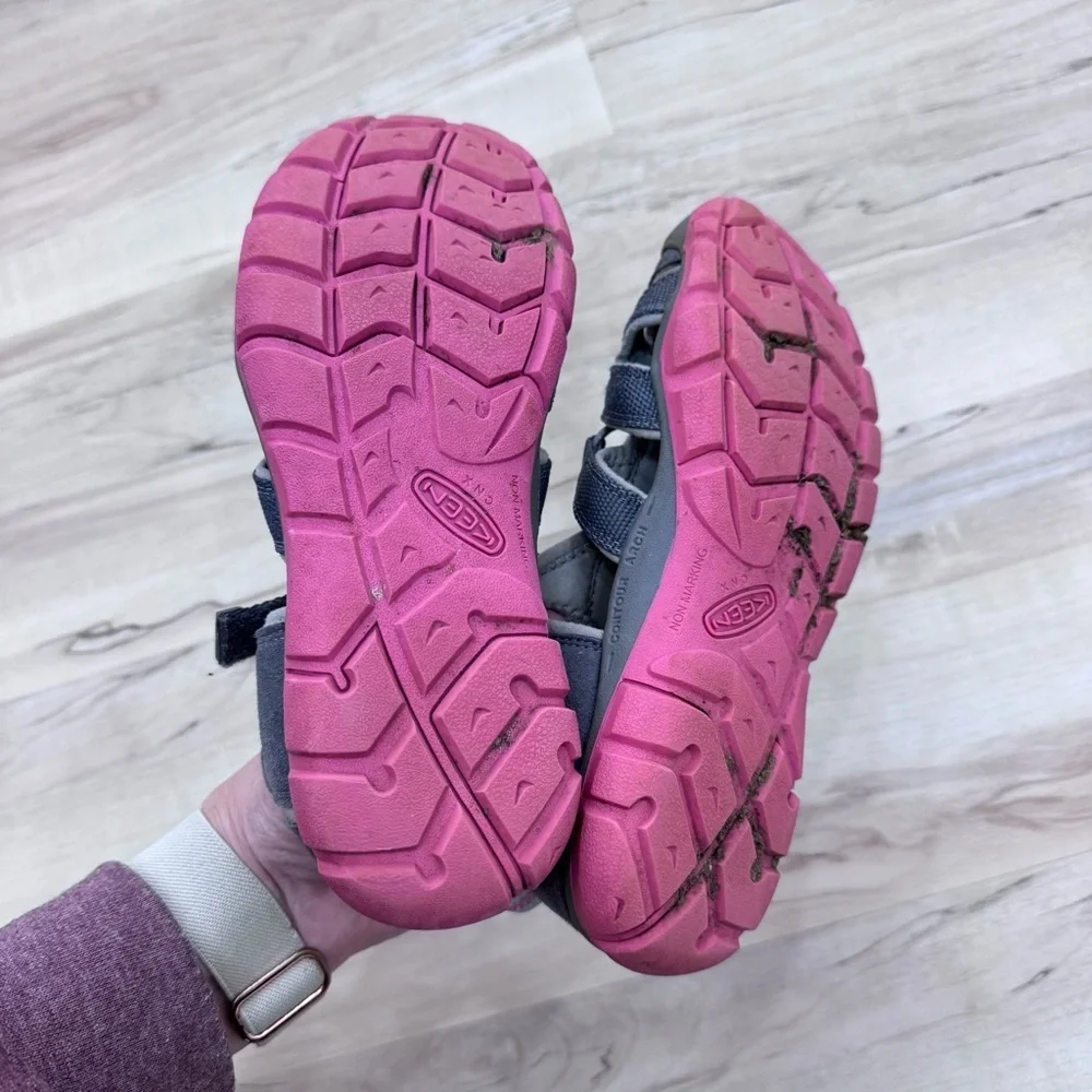 KEEN girls kids Gray and Pink Sandals good condition Sz 4
